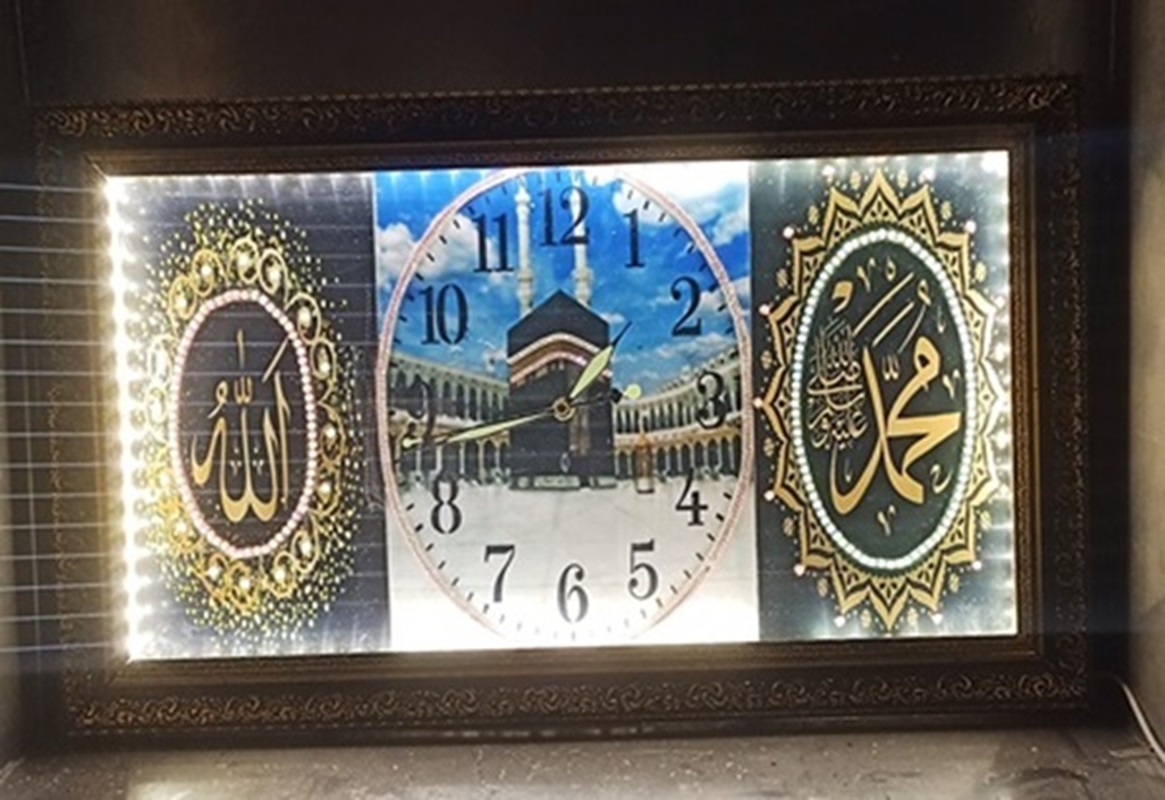 Resim çerçeveli 35x57cm islami temalı led aydınlatmalı duvar saati.