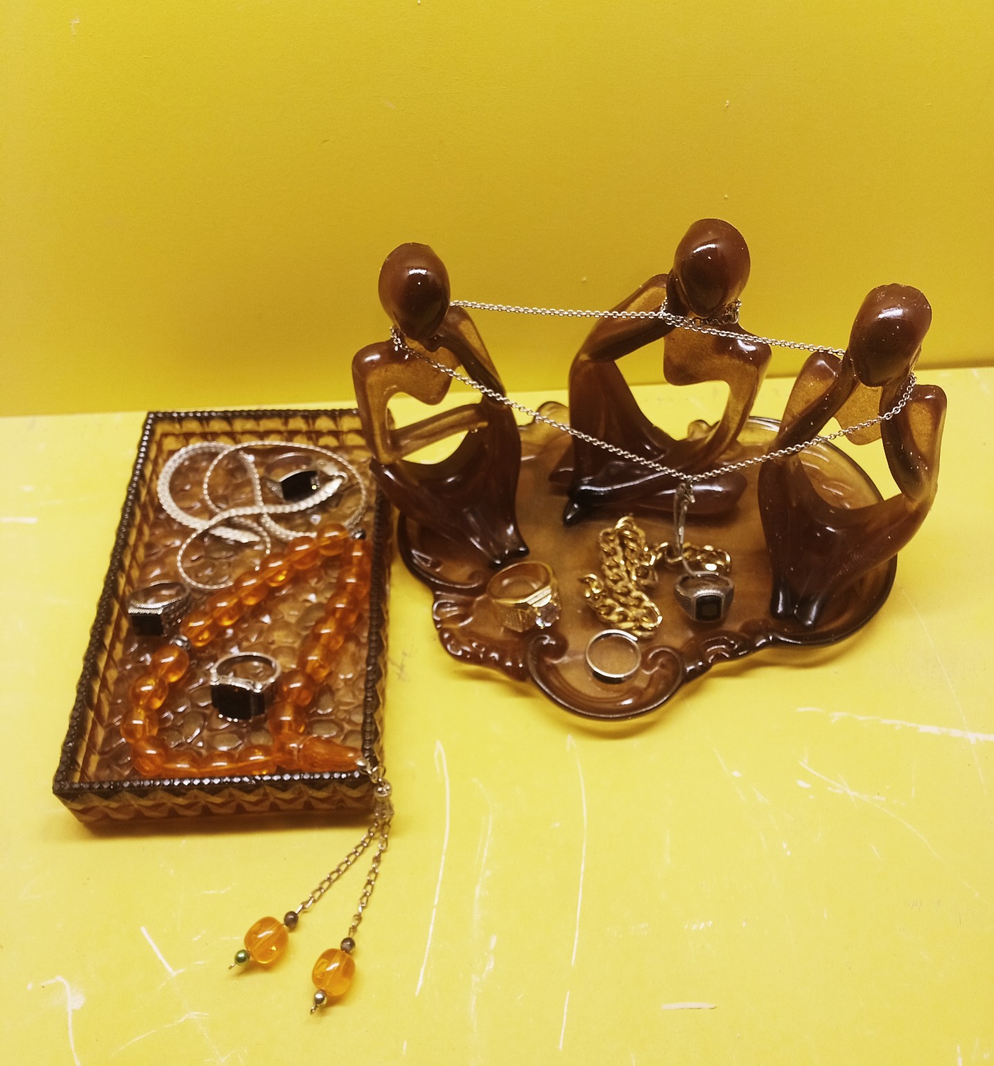 cam polyester üç adet düşünen adam figürü ve iki adet takı tepsisi