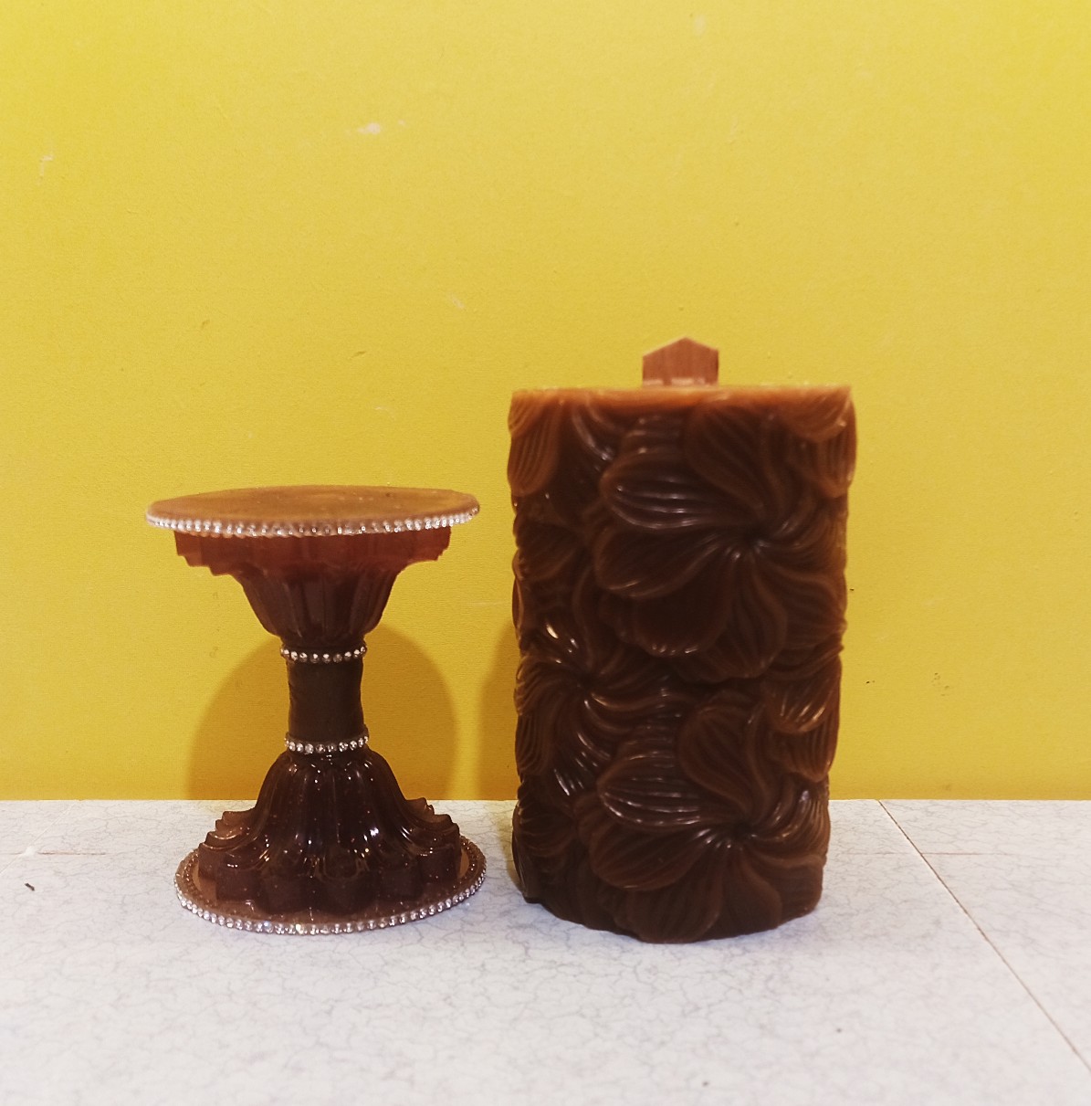 Soyawax dekoratif aroma terapi kokulu kokulu çiçek desenli mum ve mum kaidesi 6x10cm 