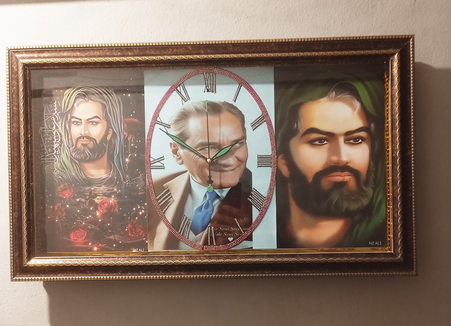 Dekoratif çerceveli Atatürk ve Hz ali temalı taş işlemeli 64x38cm tablo duvar saati