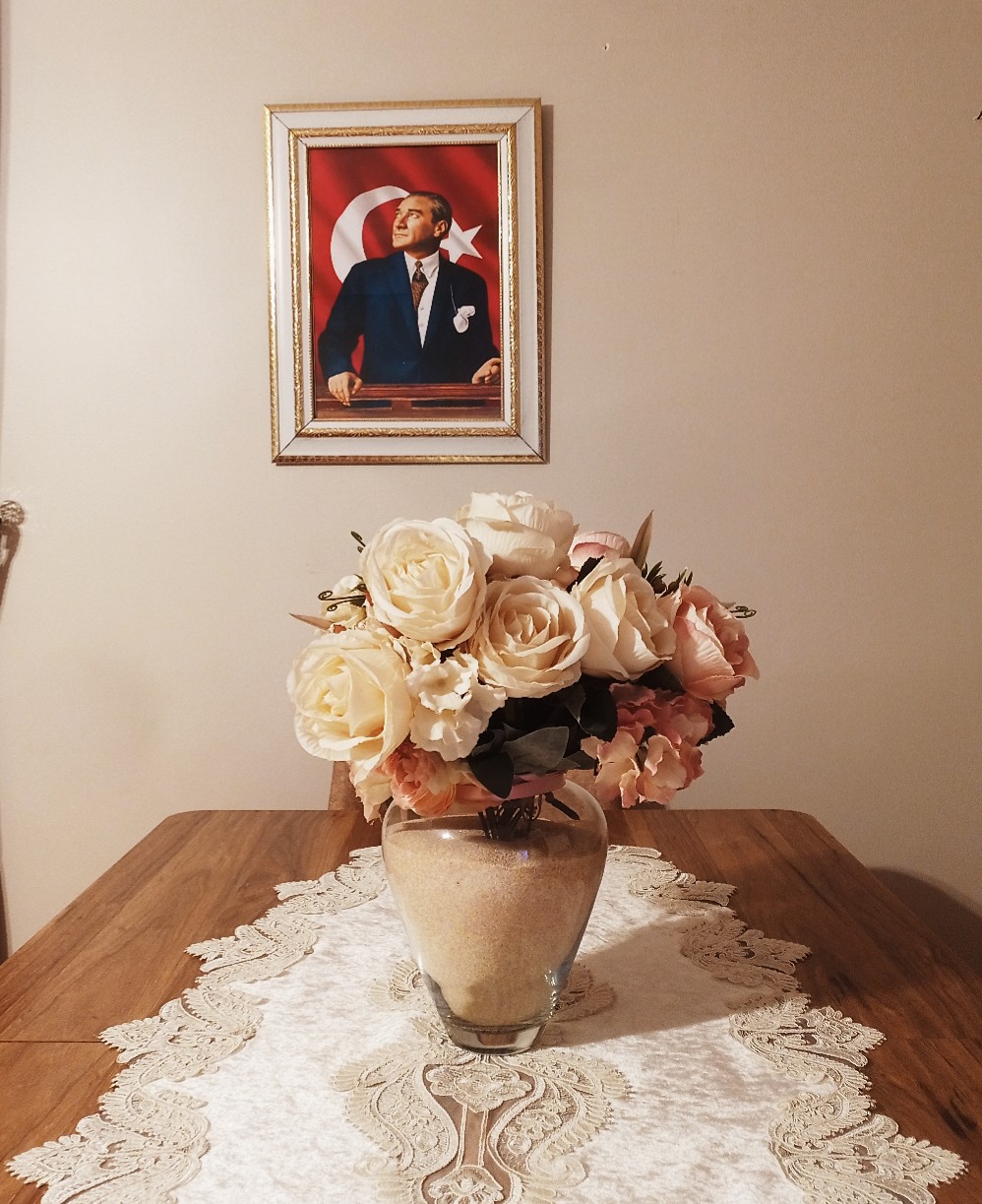 Dekoratif çerçeveli 44x58cm Atatürk tabloları.