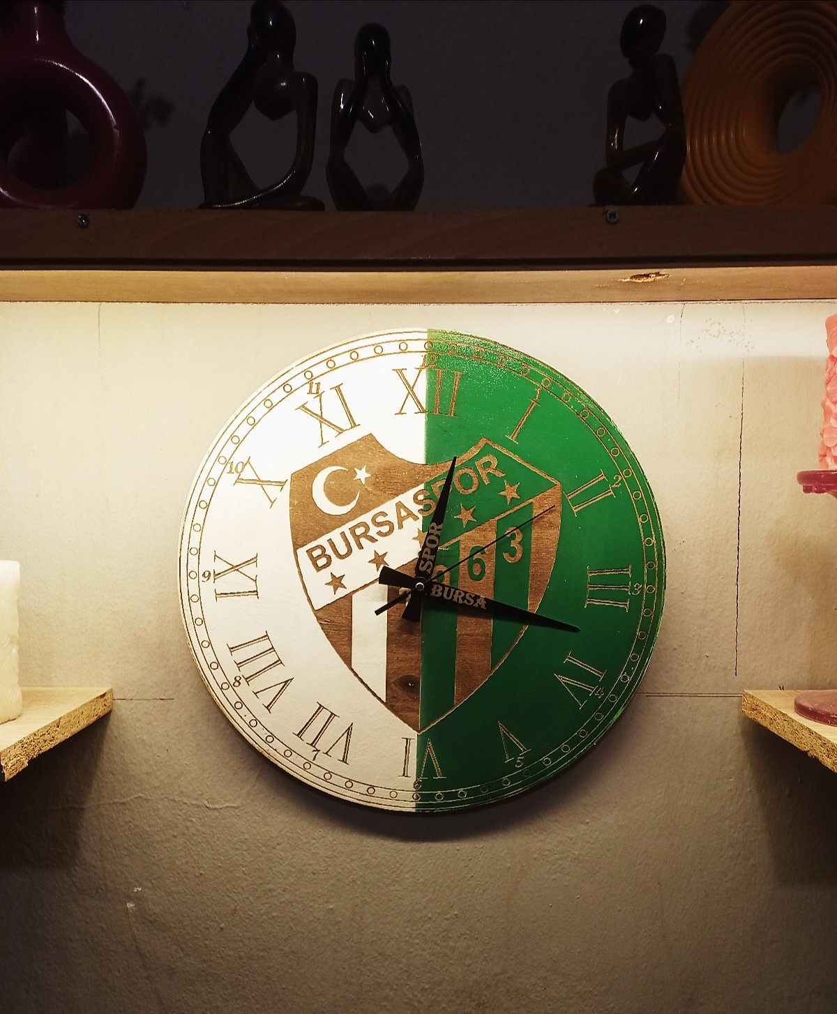 Ahşap lazer işleme bursa spor temalı dekoratif 38x38cm duvar saati.