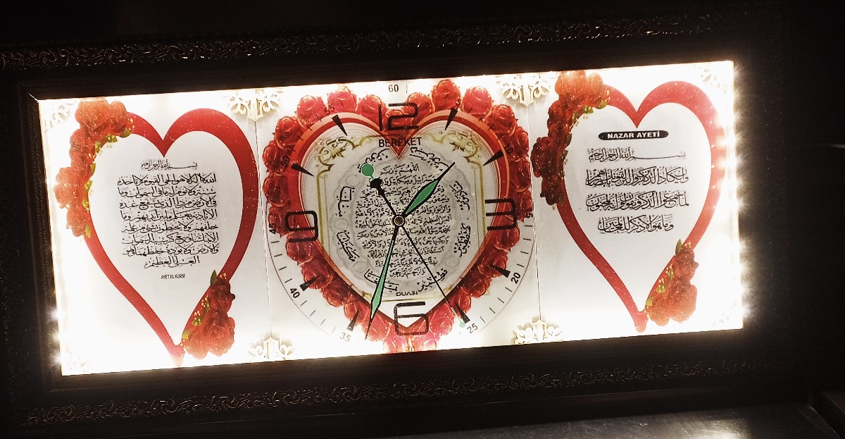 Dekoratif çerceveli islami temalı ayet el kürsi bereket duası nazar ayeti üçü bir arada led aydınlatmalı 30x60cm duvar saati