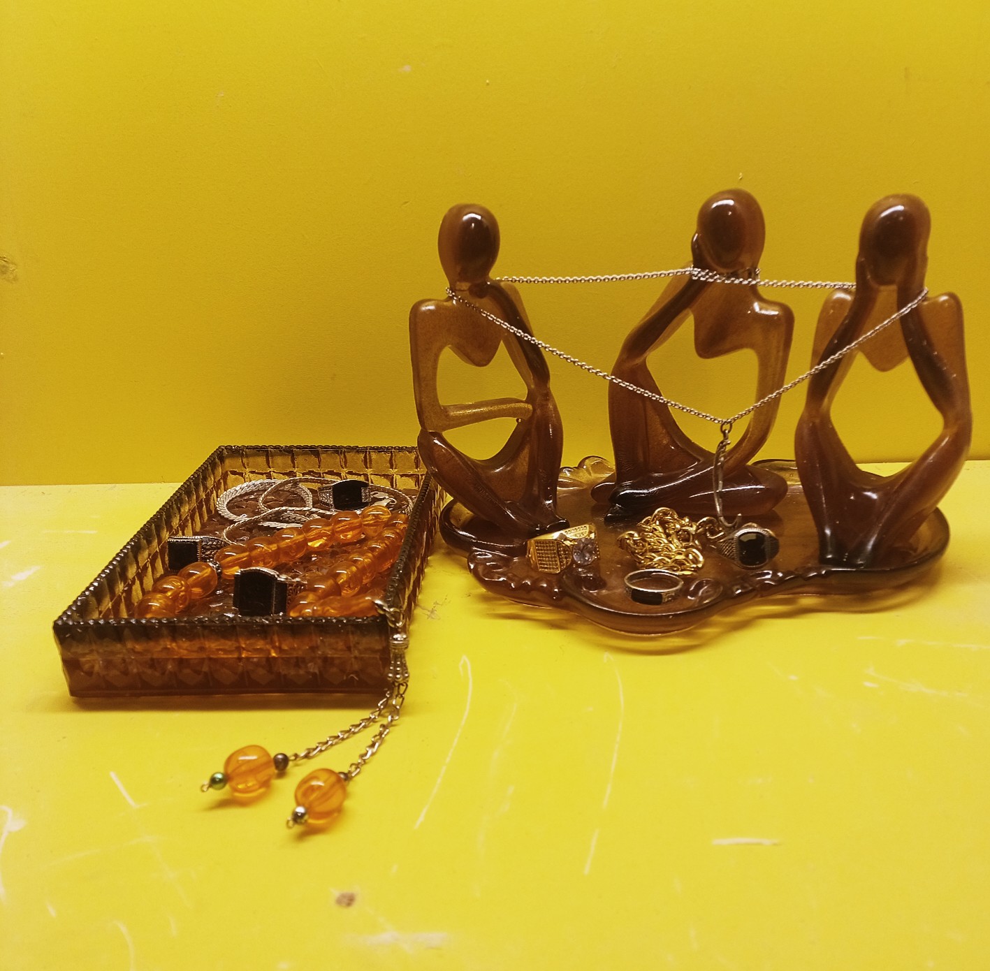 cam polyester üç adet düşünen adam figürü ve iki adet takı tepsisi