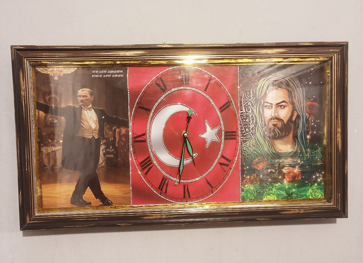 Dekoratif çerceveli Atatürk ve Hz Ali temalı taş işlemeli 61x33cm tablo duvar saati