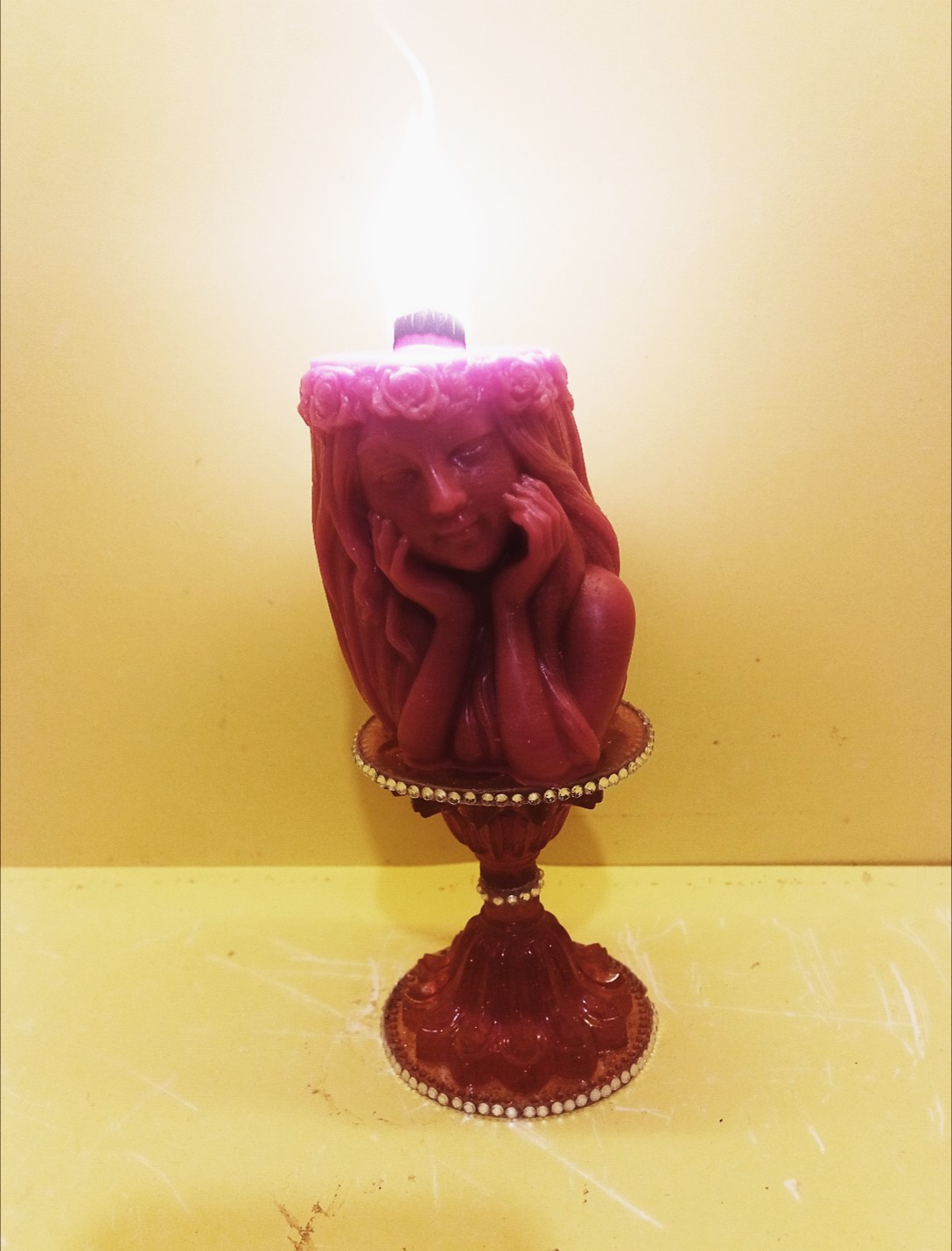 Aroma terapi kokulu mum ve mum kaidesi