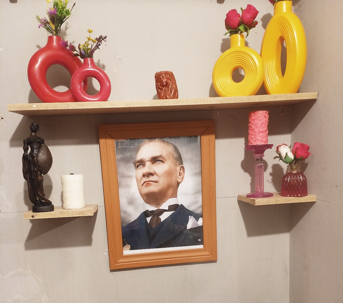 Dekoratif çerçeveli 44x58cm Atatürk tabloları.