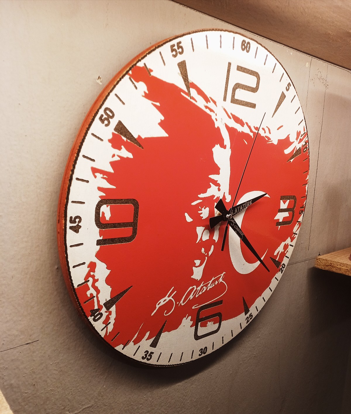 Ahşap lazer işleme 38x38cm Türkiye ve Atatürk temelı duvar saati.