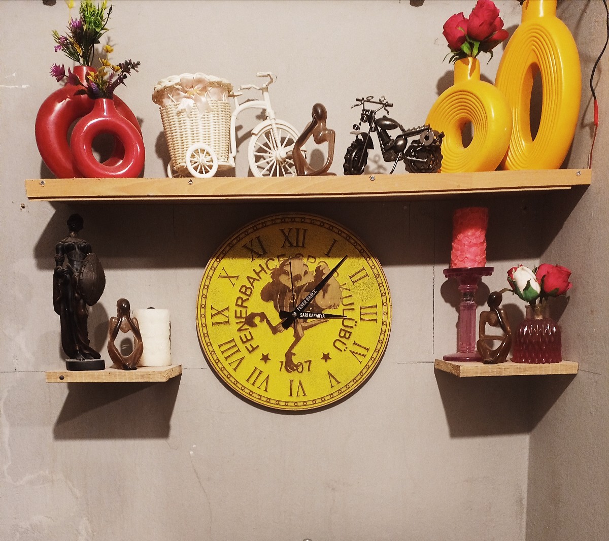 Ahşap lazer işleme 38x38cm sarı kanarya temalı duvar saati.